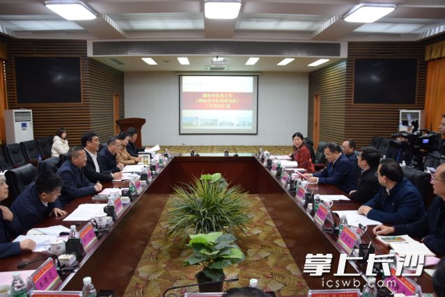 胡忠雄强调，要坚持共建共享共赢，推进全方位合作，大力促进市校融合发展。