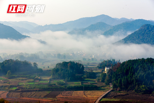 水岭乡位于越城岭北麓舜皇山与何伯岭之间的峡谷之间，有长达十余里的“水岭河谷”，沿途风光旖旎，山峦葱翠，植被茂盛。河谷一年四季经常云缠雾绕，飘飘渺渺，袅袅娜娜，聚而不团，凝而不散，被喻为十里云雾画廊。（登峰）