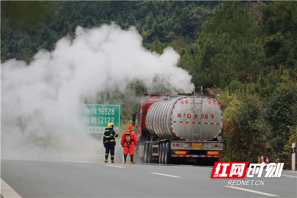 武深高速一危化品槽罐车泄露汝城消防奋战5小时排险