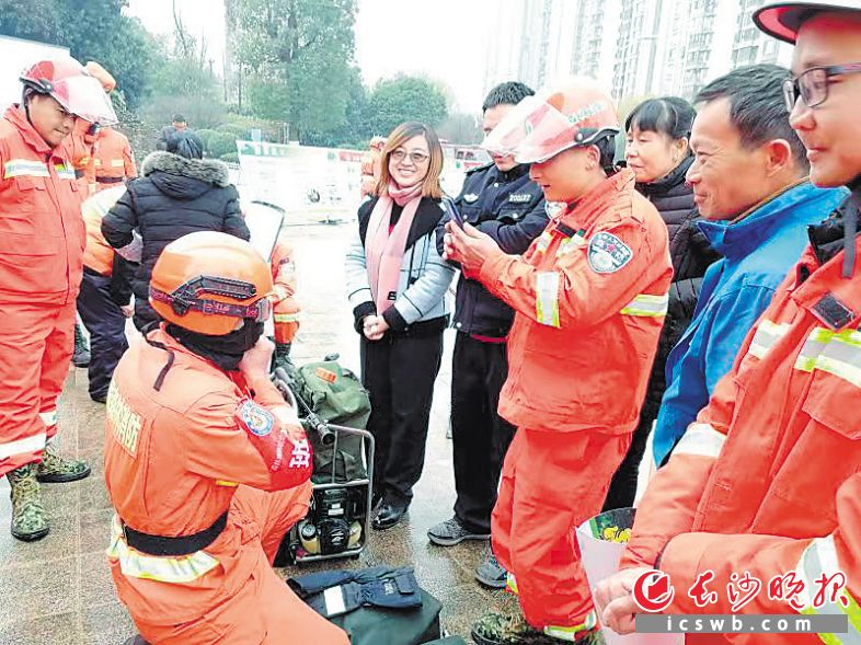 　　市民在消防员的指导下体验各种森林消防装备。长沙晚报全媒体记者 钱娟 摄
