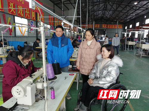 图为县总工会领导亲临比赛现场.jpg