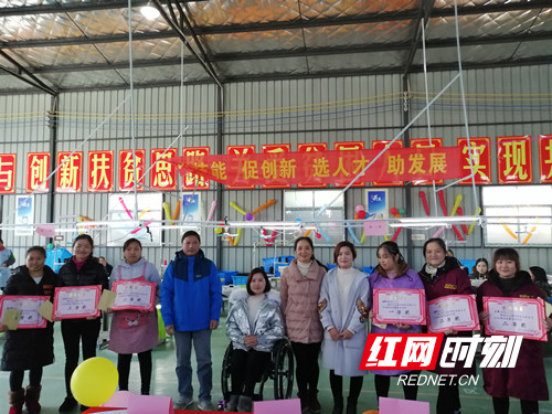 图为获奖中和领导合影留念.jpg