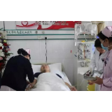 医生偷偷请“病假”，同事一下拆穿：你明明是去……