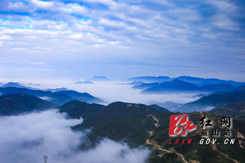 红网时刻永州12月4日讯（通讯员 彭华）11月30日，初冬时节，游客在蓝山县云冰山风景区观光游玩，感受大自然的魅力。