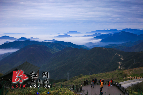 登高望远，群山苍茫，风机屹立，云海浩瀚，宛如人间仙境。