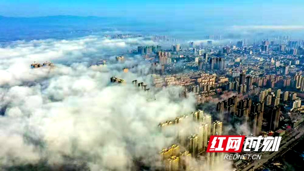 红网时刻12月3日讯（通讯员 申兴刚）12月3日早晨，邵阳市城区出现“雾海”奇观。整个城区被乳白色的大雾罩得严严实实， 高楼若隐若现，仿佛海市蜃楼。