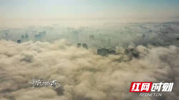 高楼若隐若现，仿佛海市蜃楼。