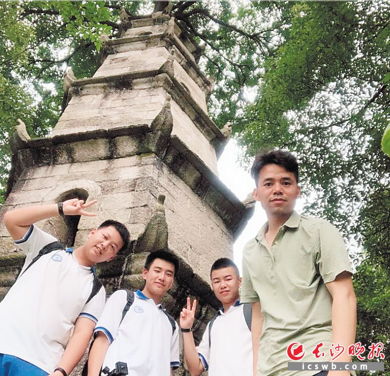 　　获奖学生刘镇睿（左一）、何耀中（左二）、霍钰嘉（左三）和指导老师齐双辉在惜字塔前合影。受访方供图