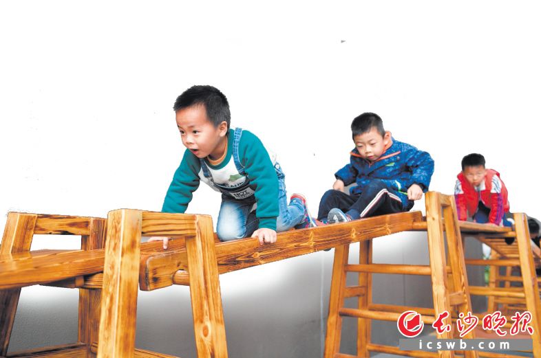 　　师大滨江幼儿园，孩子们在爬小木桥。本版图片均为长沙晚报全媒体记者 邹麟 摄