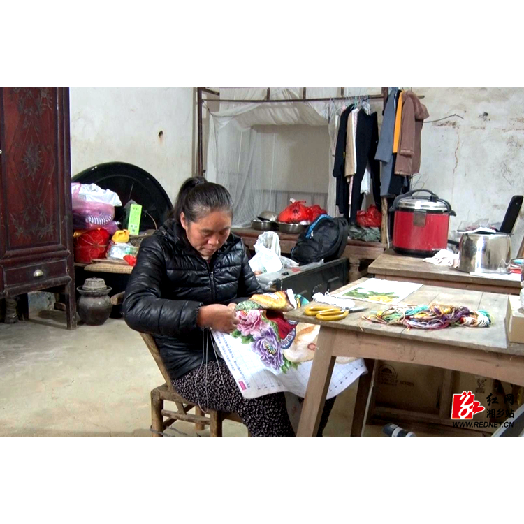 脱贫攻坚一线 |湘乡曾江卫:一针一线“绣”出脱贫路