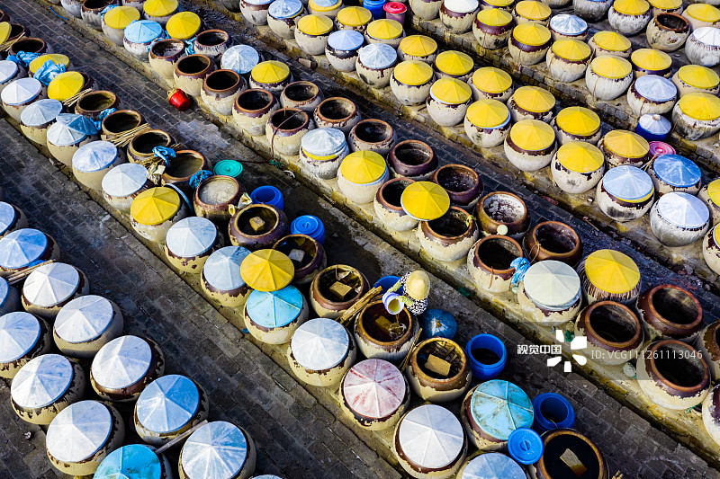 2019年12月3日讯（具体拍摄时间不详），越南富国岛，当地工人们将凤尾鱼放进托盘里晾干。这些凤尾鱼将被用来制作鱼露。
