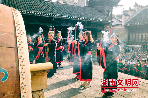 吉首大学师范学院附属小学一年级新生举行“开笔礼”