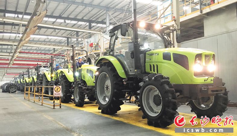 　　中联重科加速推进产品4.0工程，创新研发智能关键技术。图为中联重科智能化拖拉机生产线。资料照片