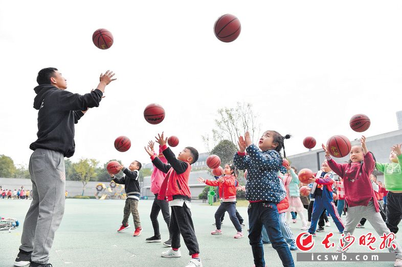 　　作为一级普惠民办幼儿园，岳麓区师大滨江幼儿园专门配备了男幼师带孩子们上体育课。图为幼儿园里日常的篮球课。