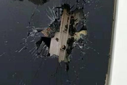长沙又见“高空抛物”？美容用品砸烂奔驰车窗