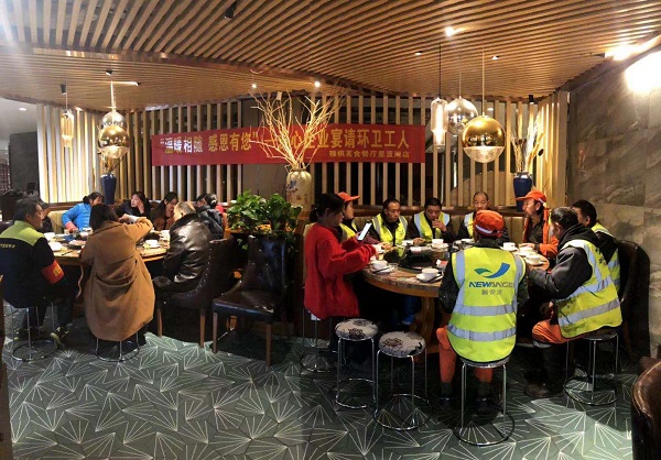 20余位环卫工人开心进餐.jpg