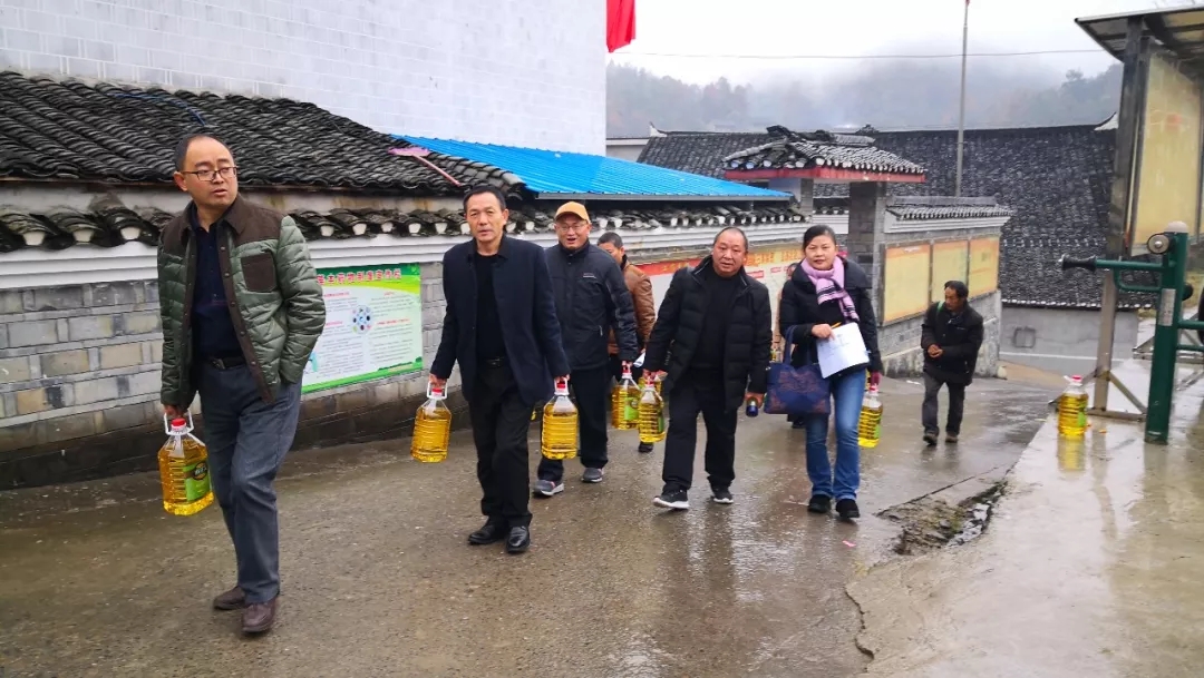 贫困户1685户,通过活动的开展,拉近了干群关系,群众的获得感和对脱贫