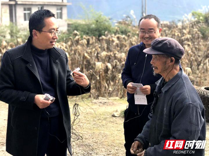 扶贫送助听器照片1.jpg
