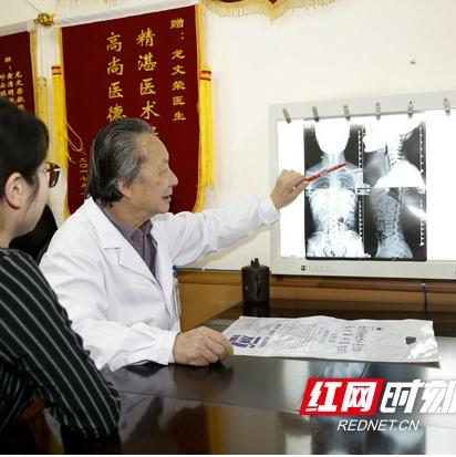 从吊床上一起身就疼得直接倒地 22岁女大学生竟如此“突出”