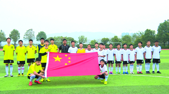 赛场,王坊中学代表队和渌江中学代表队展开激烈角逐.