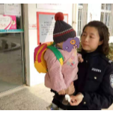 四川1岁多幼儿被遗弃垃圾站旁，警方以涉嫌遗弃罪立案调查
