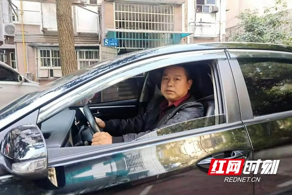 小女孩高烧昏厥，长沙一滴滴司机闯红灯送医