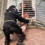 女童被卡，他在十厘米的窗沿托了十分钟