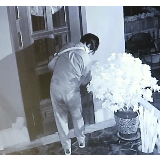 小偷专盗别墅，扔名牌包留百元现金