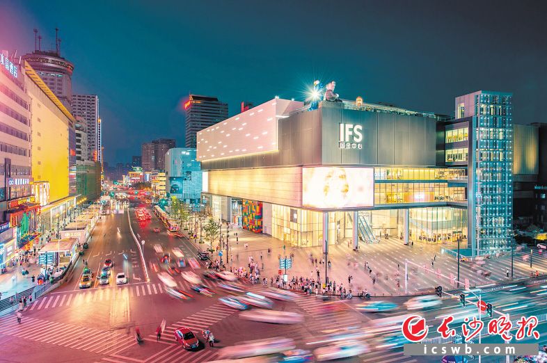 　　12月6日，中国十大夜经济影响力城市榜单新鲜出炉，长沙榜上有名，图为夜色繁华的长沙国金中心。长沙晚报全媒体记者 邹麟 摄