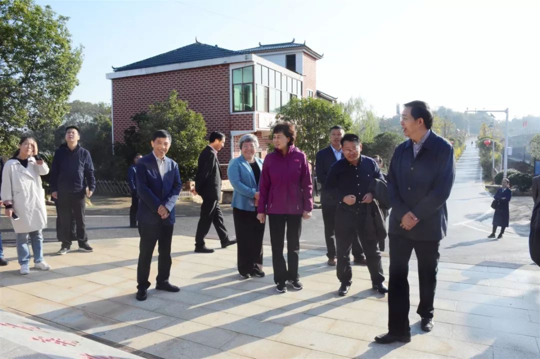 在与永州市统战工作领导小组有关部门座谈中，黄兰香指出，要深入学习贯彻党的十九届四中全会精神和习近平总书记关于加强和改进统一战线工作的重要思想，进一步健全完善统战工作体制机制，努力推动新时代统战工作高质量发展。要梳理中央关于统一战线重要工作部署，逐一对标抓好落实。要深化强化思想政治引领，引导广大统一战线成员坚定“四个自信”，坚决做到“两个维护”，永远与党同心同德，同向同行。要围绕中心，服务大局，凝聚起最广泛共识，为全省打赢脱贫攻坚战和全面建成小康社会贡献力量。