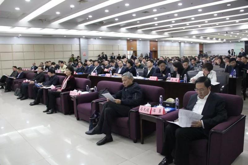12月19日下午，全省民营企业融资对接会在长沙举行。省委常委、常务副省长陈向群出席并讲话，省委常委、省委统战部部长黄兰香，省政协副主席、省工商联主席张健出席。