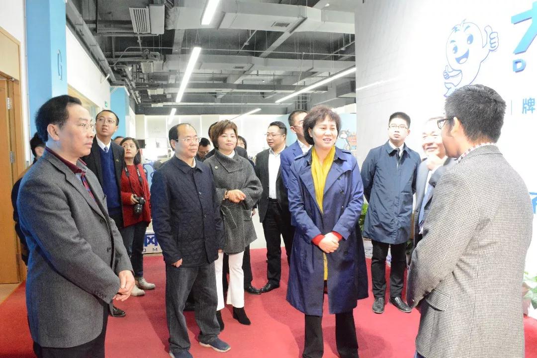 11月22日上午，省委常委、省委统战部部长黄兰香在长沙市走访调研民营企业。她强调要解决具体问题，全力支持民营企业发展。