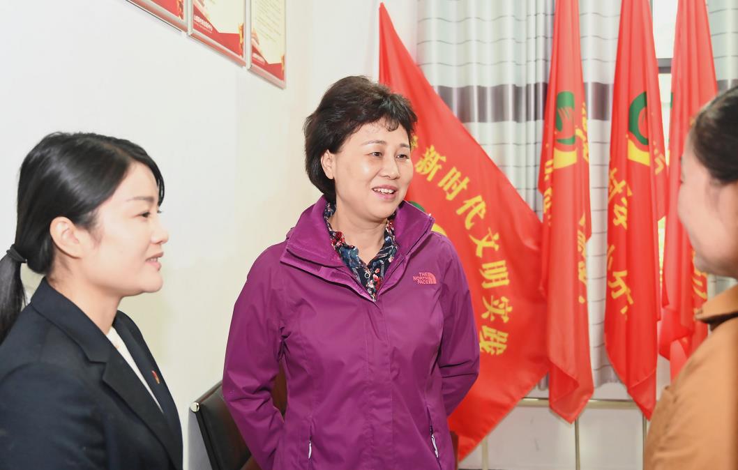 湖南贝尔动漫科技有限公司和蓝凤凰农业发展有限公司是“万企帮万村”示范企业。贝尔动漫建立了16个扶贫车间，帮助1200余人实现就业；蓝凤凰作为当地农业产业化龙头企业，吸纳了17个乡镇的贫困户参与入股分红。