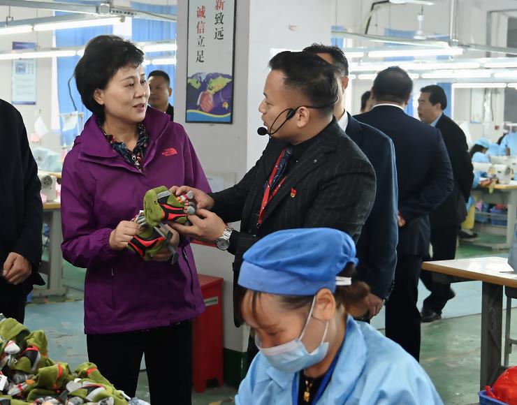 黄兰香深入厂区和车间，详细了解企业生产经营情况，对两家企业积极参与精准扶贫工作给予充分肯定，鼓励企业负责人团结带动更多民营企业和非公经济人士开展精准扶贫，为实现中国梦的湖南篇章再立新功。她还嘱咐有关部门要营造良好营商环境，让企业进得来、留得住、发展好。