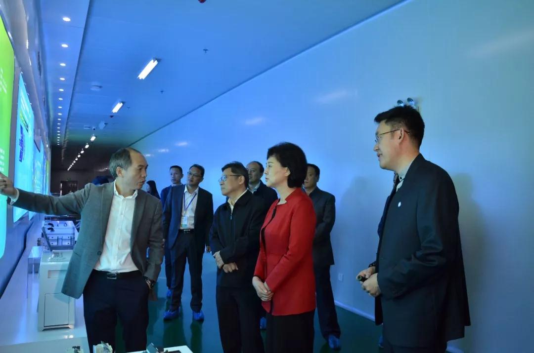 10月19日上午，省委常委、省委统战部部长黄兰香在湘潭市调研非公经济和宗教工作，鼓励非公企业提振信心，提升质量，创新发展。