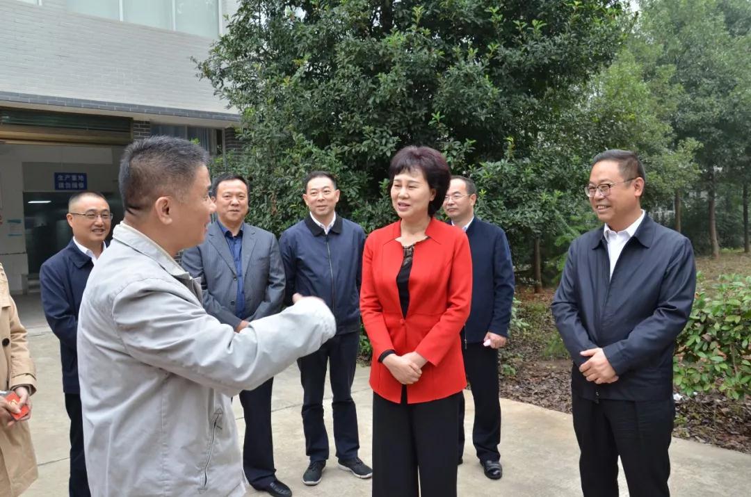 10月19日上午，省委常委、省委统战部部长黄兰香在湘潭市调研非公经济和宗教工作，鼓励非公企业提振信心，提升质量，创新发展。