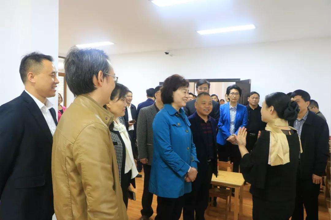 10月17日上午，全省统一战线深化同心美丽乡村创建调研座谈会在张家界市永定区召开。省委常委、省委统战部部长黄兰香要求，将统战优势与乡村需求精准对接，把同心美丽乡村创建工作抓实抓好，真正为老百姓造福祉。