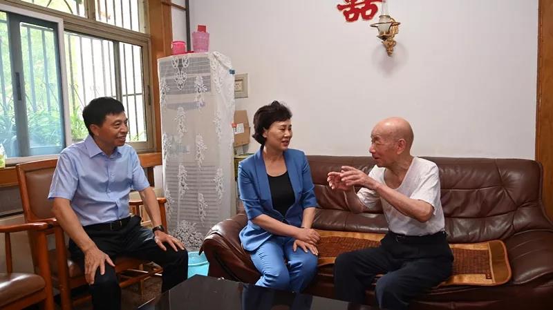 省委常委、省委统战部部长黄兰香走访慰问老同志彭世凡。