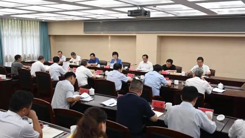 8月13日下午，省委民主法制领域改革专项小组召开全体会议。省委常委、省委统战部部长黄兰香，副省长许显辉出席会议。