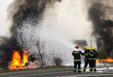 石门县成功处置一起油罐车自燃事故