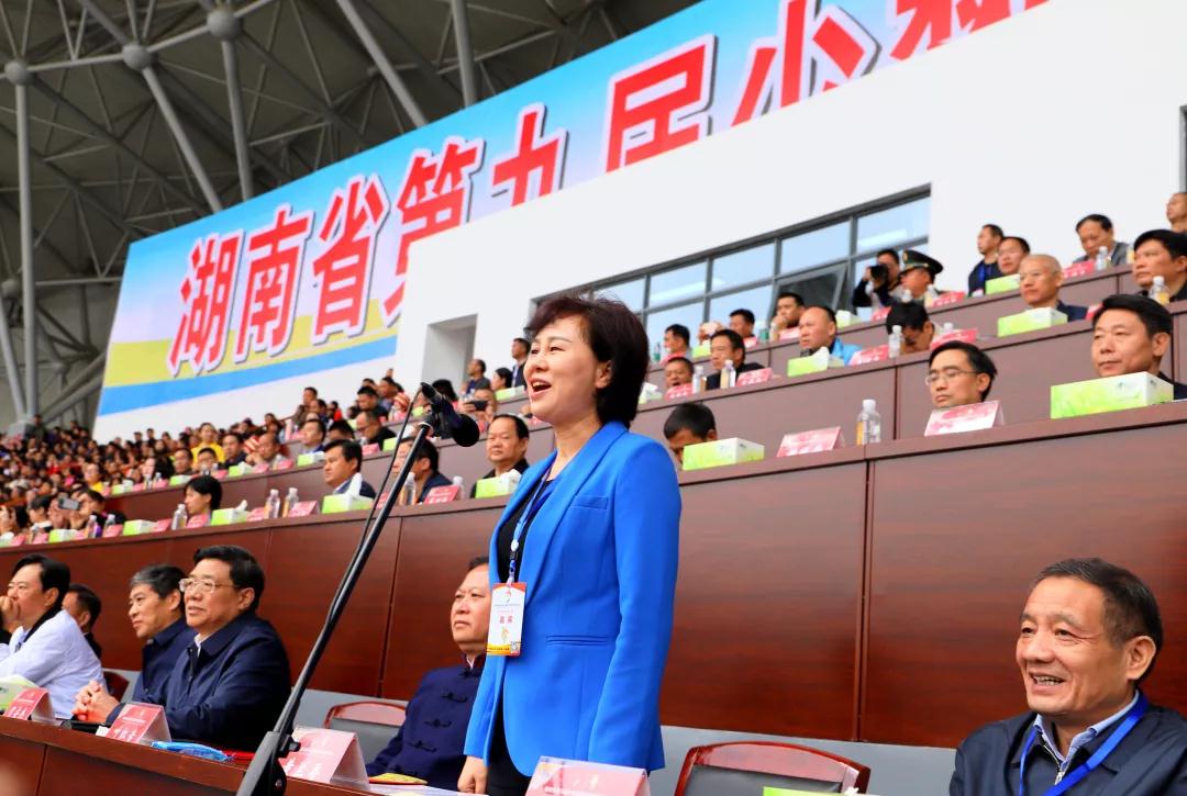 10月16日上午，湖南省第九届少数民族传统体育运动会在龙山县体育中心举行开幕式。在这个流光溢彩、收获希望的季节里，湖南各族儿女沉浸在一片欢乐的海洋中，盛开的民族团结奋进之花在赛场上魅力绽放。湖南省委常委、省委统战部部长黄兰香宣布大会开幕。