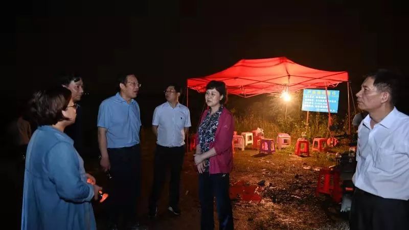 黄兰香先后巡查了高新区双马街道建设堤、雨湖区窑湾街道十万垅大堤，检查防汛抗灾工作情况，看望慰问防汛抗灾一线干部群众。