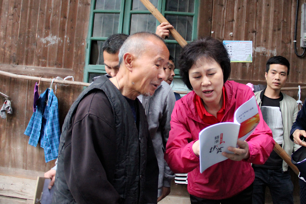 5月22日至23日，省委常委、省委统战部部长黄兰香在安化县开展脱贫攻坚常态化联点督查、信访件核查和驻村帮扶调研。