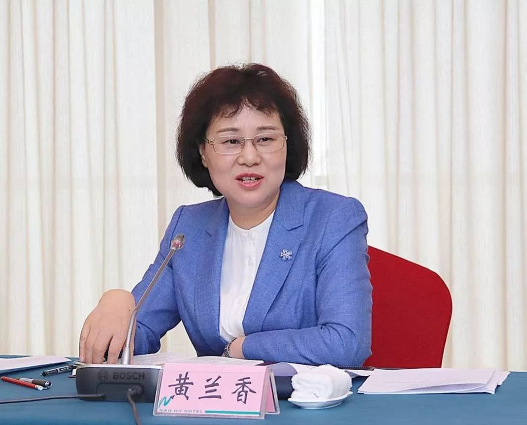 3月28日，黄兰香在岳阳市专题调研己内酰胺搬迁扩能延链项目。