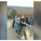 双方学生戴表情包面具拔河，笑趴对手