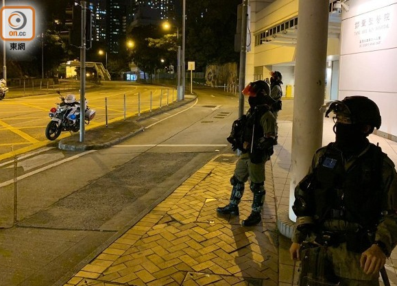  警员封锁现场（东网）