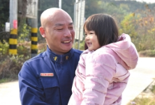 湘潭4岁女童落水被消防员救起 家长多方打听找到施救者表示感谢