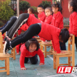 凳子也可以当玩具 一物多玩让孩子们乐翻天