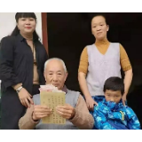 儿子去世后，老人突然多出26个“子女”，每月给他送钱