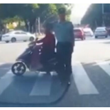 暖心！司机礼让军人收获帅气敬礼